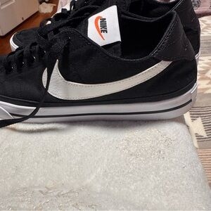 Nike Men's Black and White Canvas Sneakers